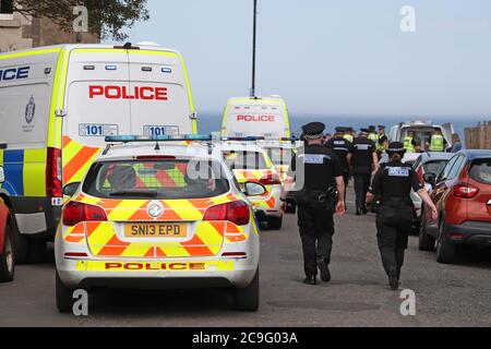 Polizia a Portobello Beach a Edimburgo dove hanno rotto grandi folle che si sono accampati alla spiaggia per sfruttare al massimo il bel tempo. Foto Stock