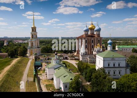 Vista generale del complesso di monumenti architettonici di Ryazan Cremlino situato su di una collina nella città russa di Ryazan Foto Stock