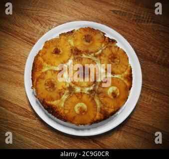 Torta di ananas su un tavolo di legno visto dall'alto Foto Stock