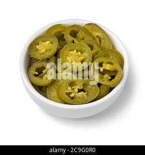 Ciotola con peperoni di jalapeno a fette, isolati su fondo bianco Foto Stock