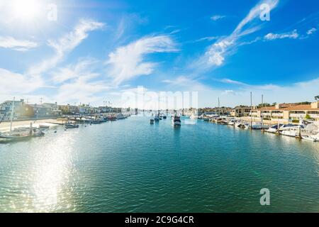 Barche nel porto dell'isola di Balboa in una giornata di sole. Newport Beach, Orange County. California meridionale, Stati Uniti Foto Stock