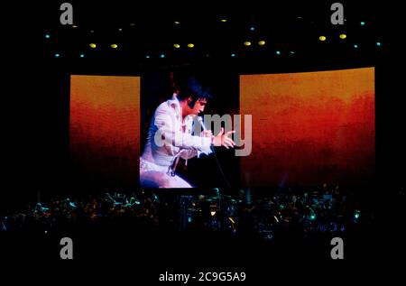 Elvis Presley in Concert Live on Screen con la Royal Philharmonic Orchestra 2016 un concerto con video riprese di Elvis con un'orchestra dal vivo. Foto Stock