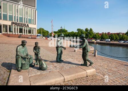 Statue di bronzo di lavoratori del mercato del pesce vicino Feskekorka mercato del pesce, Goteborg Svezia Foto Stock