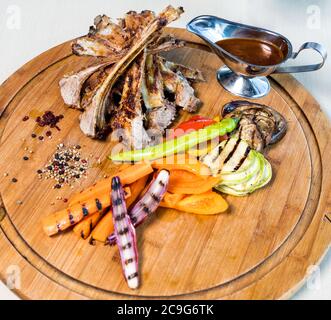 Agnello e montone, carne di pecora, pasto kebab sul piatto di legno Foto Stock