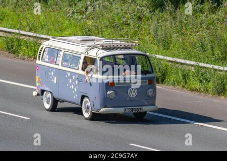 1971 70s anni '70 VW Volkswagen Microbus 8 posti; Touring Caravans e Motorhomes, camper su strade britanniche, camper veicolo per il tempo libero, vacanze in famiglia, vacanze in caravanette, vacanze in caravan, Van Conversions, autohom, 1960s Flower Power, motorhome on the Road UK Foto Stock