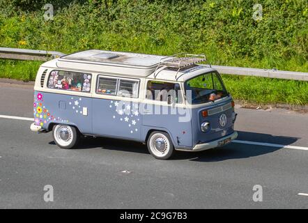 1971 70s anni '70 VW Volkswagen Microbus 8 posti; Touring Caravans e Motorhomes, camper su strade britanniche, camper veicolo per il tempo libero, vacanze in famiglia, vacanze in caravanette, vacanze in caravan, Van Conversions, autohom, 1960s Flower Power, motorhome on the Road UK Foto Stock