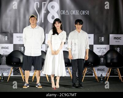 Ahn Gooc-Jin, Shin Eun-Soo e Lee David, 8 luglio 2020 : (L-R) il regista sudcoreano Ahn Gooc-Jin, l'attrice Shin Eun-Soo e l'attore Lee David posano durante una conferenza stampa per 'Baby IT's Over Outside', un episodio del dramma 'Sof8' a Seoul, Corea del Sud. Il dramma cinematografico SF8 è l'equivalente coreano della serie antologica 'Black Mirror'. Si compone di otto episodi e svelano domande filosofiche in ogni premessa futurista di ciascun episodio, tra cui la presenza di realtà virtuale e intelligenza artificiale. Il brano antologico è stato creato da otto diversi registi ed è un crossover Foto Stock