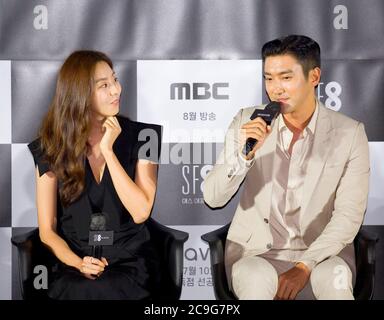 UEE (After School) e Choi si-Won (Super Junior), 8 luglio 2020 : (L-R) cantante e attrice sudcoreana UEE e cantante e attore Choi si-Won partecipano a una conferenza stampa per 'Love Virtually', un episodio del dramma 'SF8' a Seoul, Corea del Sud. Il dramma cinematografico SF8 è l'equivalente coreano della serie antologica 'Black Mirror'. Si compone di otto episodi e svelano domande filosofiche in ogni premessa futurista di ciascun episodio, tra cui la presenza di realtà virtuale e intelligenza artificiale. Il pezzo antologico è stato creato da otto diversi registi ed è un progetto di crossover amon Foto Stock