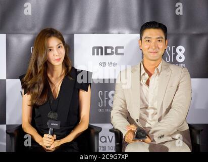 UEE (After School) e Choi si-Won (Super Junior), 8 luglio 2020 : (L-R) cantante e attrice sudcoreana UEE e cantante e attore Choi si-Won partecipano a una conferenza stampa per 'Love Virtually', un episodio del dramma 'SF8' a Seoul, Corea del Sud. Il dramma cinematografico SF8 è l'equivalente coreano della serie antologica 'Black Mirror'. Si compone di otto episodi e svelano domande filosofiche in ogni premessa futurista di ciascun episodio, tra cui la presenza di realtà virtuale e intelligenza artificiale. Il pezzo antologico è stato creato da otto diversi registi ed è un progetto di crossover amon Foto Stock