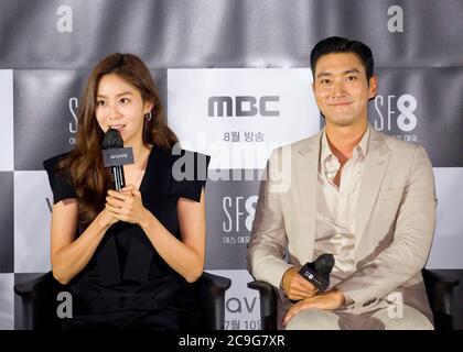 UEE (After School) e Choi si-Won (Super Junior), 8 luglio 2020 : (L-R) cantante e attrice sudcoreana UEE e cantante e attore Choi si-Won partecipano a una conferenza stampa per 'Love Virtually', un episodio del dramma 'SF8' a Seoul, Corea del Sud. Il dramma cinematografico SF8 è l'equivalente coreano della serie antologica 'Black Mirror'. Si compone di otto episodi e svelano domande filosofiche in ogni premessa futurista di ciascun episodio, tra cui la presenza di realtà virtuale e intelligenza artificiale. Il pezzo antologico è stato creato da otto diversi registi ed è un progetto di crossover amon Foto Stock