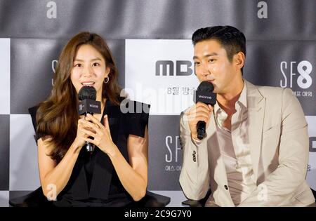 UEE (After School) e Choi si-Won (Super Junior), 8 luglio 2020 : (L-R) cantante e attrice sudcoreana UEE e cantante e attore Choi si-Won partecipano a una conferenza stampa per 'Love Virtually', un episodio del dramma 'SF8' a Seoul, Corea del Sud. Il dramma cinematografico SF8 è l'equivalente coreano della serie antologica 'Black Mirror'. Si compone di otto episodi e svelano domande filosofiche in ogni premessa futurista di ciascun episodio, tra cui la presenza di realtà virtuale e intelligenza artificiale. Il pezzo antologico è stato creato da otto diversi registi ed è un progetto di crossover amon Foto Stock