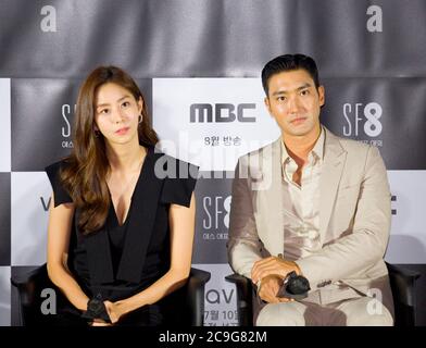 UEE (After School) e Choi si-Won (Super Junior), 8 luglio 2020 : (L-R) cantante e attrice sudcoreana UEE e cantante e attore Choi si-Won partecipano a una conferenza stampa per 'Love Virtually', un episodio del dramma 'SF8' a Seoul, Corea del Sud. Il dramma cinematografico SF8 è l'equivalente coreano della serie antologica 'Black Mirror'. Si compone di otto episodi e svelano domande filosofiche in ogni premessa futurista di ciascun episodio, tra cui la presenza di realtà virtuale e intelligenza artificiale. Il pezzo antologico è stato creato da otto diversi registi ed è un progetto di crossover amon Foto Stock