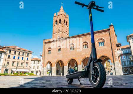 Noleggio scooter in una città italiana Foto Stock