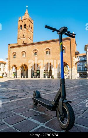 Noleggio scooter in una città italiana Foto Stock