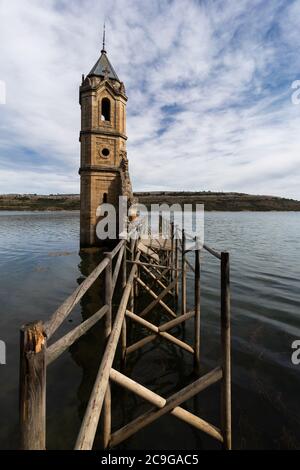 Rovine della chiesa sommersa situate nel serbatoio di Ebro a Villanueva Foto Stock