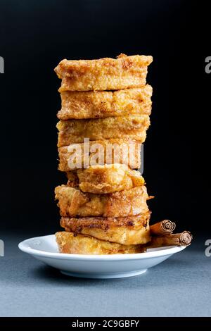 Dessert di pasqua. Tradizionale toast spagnolo alla francese fatti in casa su sfondo scuro in formato verticale. Foto Stock