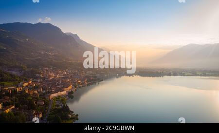 Vista aerea del Lago d'Iseo all'alba, a sinistra la città di lovere che costeggia il lago, Bergamo Italia. Foto Stock