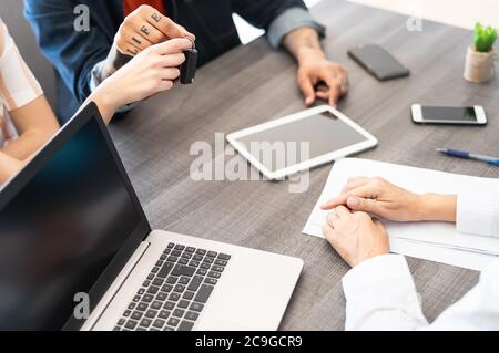 Coppia di clienti che acquistano un'auto nuova in showroom ufficio - Venditore agente che esegue un contratto di leasing del veicolo Foto Stock