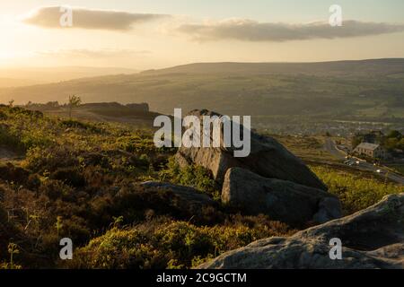 Il blocco del giorno è stato sollevato a Bradford, un sacco di persone sono discese sulle rocce di Cow e Calf in gruppi, West Yorkshire, Inghilterra, Regno Unito Foto Stock