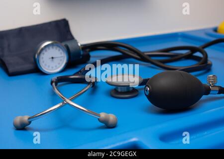 Primo piano di uno stetoscopio posto su un azzurro texture Foto Stock