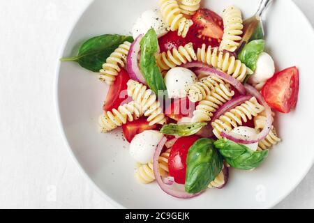 Insalata caprese con pomodori, mozzarella, basilico. Foto Stock