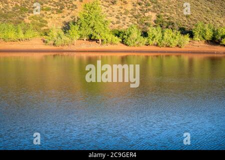 Shore of Horsetooth Reservoir nel nord del Colorado, una popolare destinazione ricreativa nell'area di Fort Collins, scenario estivo mattutino Foto Stock