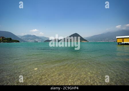 L'isola di Montisola al centro del Lago d'Iseo, Val Camonica, Lombardia, Italia, vista panoramica dal litorale Foto Stock