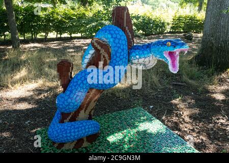 Modelli di animali di mattoni di lego di grandi dimensioni al Marwell Zoo, Regno Unito, un percorso di attività per bambini. Un modello di falviatore dell'isola di Sunda. Foto Stock