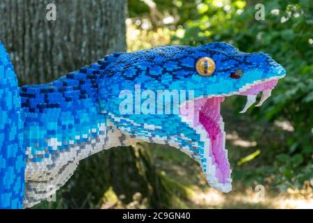 Modelli di animali di mattoni di lego di grandi dimensioni al Marwell Zoo, Regno Unito, un percorso di attività per bambini. Un modello di falviatore dell'isola di Sunda. Foto Stock