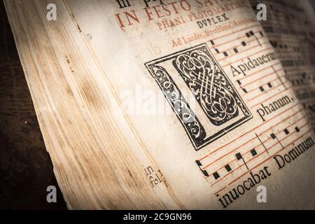 libri del coro della chiesa su un leggio di legno. Libri molto vecchi  deteriorati 16 ° secolo, annata. Musica religiosa, canto corale Foto stock  - Alamy