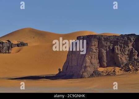 TADRART ROUGE , ALGERIA. DESERTO DEL SAHARA. TIN MERZOUGA E MOUL N AGA DUNE DESERTICHE E MODELLI DI SABBIA. Foto Stock