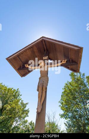 Figura di Gesù Cristo alla Chiesa di St Clement a Leigh Hill, Leigh on Sea, Essex, Regno Unito. Statua in legno di Cristo sulla croce Grande Guerra Memorial, calvario Foto Stock