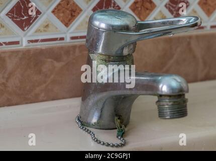 Rubinetto d'acqua con depositi di calcio calcare sul rubinetto Foto Stock