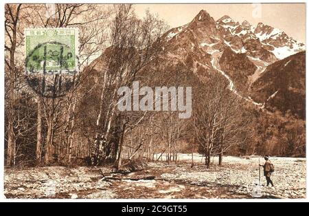 Giappone 1934 cartolina fotografica reale stampigliata che mostra le montagne di Kamikochi. Foto Stock