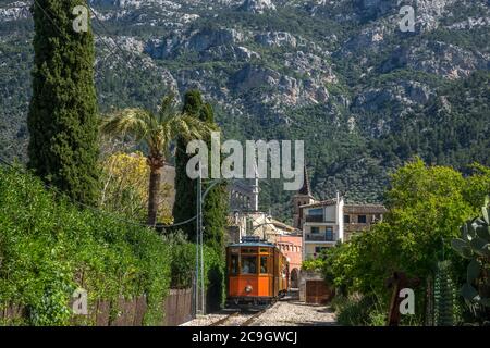 Tram d'epoca a Soller Maiorca, isola di Maiorca, Isole Baleari, Spagna. Montagne bellissimo paesaggio Foto Stock