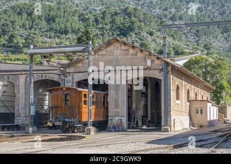 Tram d'epoca a Soller Maiorca alla stazione ferroviaria, isola di Maiorca, Isole Baleari, Spagna. Montagne bellissimo paesaggio Foto Stock