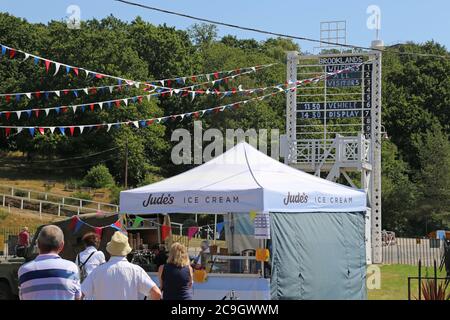 Paddock e scoreboard. Il Brooklands Museum riapre dopo il blocco di Covid19, 1 agosto 2020. Weybridge, Surrey, Inghilterra, Gran Bretagna, Regno Unito, Europa Foto Stock