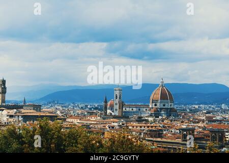 Città di Firenze con la cattedrale di Santa Maria del Fiore in una giornata nuvolosa. Toscana, Italia Foto Stock