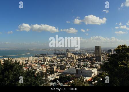 Paesaggio urbano di Haifa dal Monte Carmelo Foto Stock