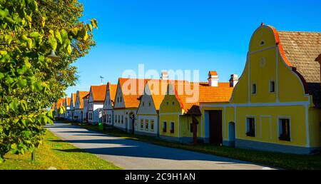 Paesaggio pittoresco del tipico villaggio boemo di Holasovice il giorno d'autunno, Repubblica Ceca Foto Stock