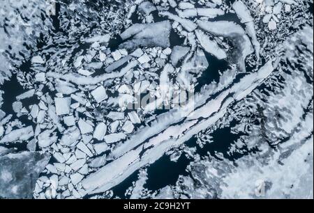 Lago parzialmente congelato con galleggianti di ghiaccio, Jokkmokk, Norrbottens laen, Svezia Foto Stock