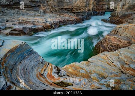 Il turchese fiume Abiskojakka, Abiskojakka, scorre attraverso il canyon di Abisko, il parco nazionale di Abisko, Lapponia, Abisko, Norrbottens laen, Svezia Foto Stock