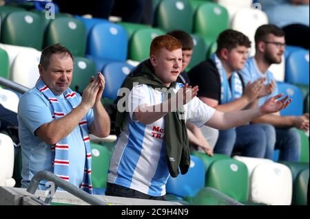 I fan di Ballymena United si fermano sugli stand durante la partita finale della Coppa irlandese dei blinders di Sadler al Windsor Park di Belfast. Foto Stock