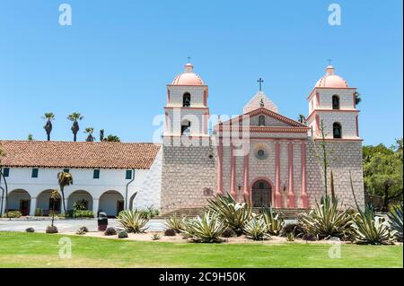 Chiesa cattolica, vecchia missione francescana spagnola, ingresso principale, due torri della chiesa, missione Santa Barbara, Santa Barbara, California, USA Foto Stock