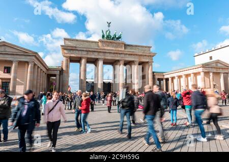 Folla, turisti di fronte alla porta di Brandeburgo, Berlino, Germania Foto Stock