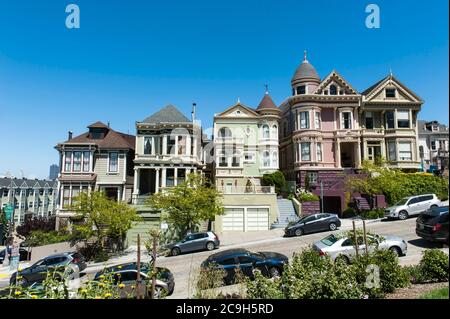 Architettura, case dipinte vittoriane colorate, Painted Ladies, Alamo Square Park, San Francisco, California, USA Foto Stock