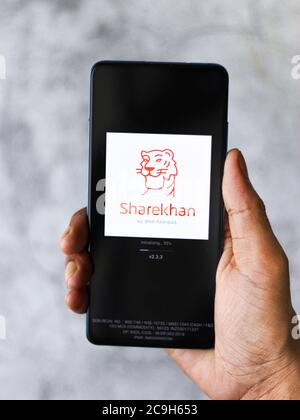 Assam, India - 4 agosto 2020: Sharekhan un broker che offre una piattaforma elettronica di trading per investire e commerciare. Foto Stock