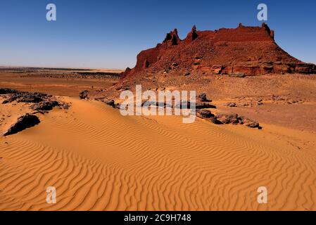 DUNE DI SABBIA DEL DESERTO INTORNO A TIMIMOUN, ALGERIA. SITUATO VICINO AL LAGO SALT E CIRCONDATO DA DUNE DEL SAHARA. Foto Stock