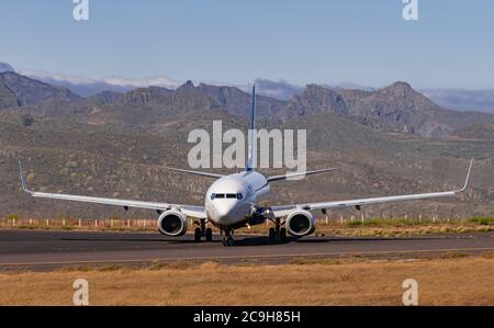 Los Rodeos, Tenerife/Isole Canarie; luglio 24 2020: Ryanair boeing 737-8AS, pronto per il decollo, all'aeroporto di la Laguna Foto Stock