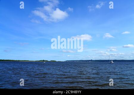 GANCIO DI SABBIA, NK –16 LUG 2020- Vista panoramica della spiaggia sulla Sandy Hook Bay nella Gateway National Recreation Area, Sandy Hook, New Jersey, United Foto Stock